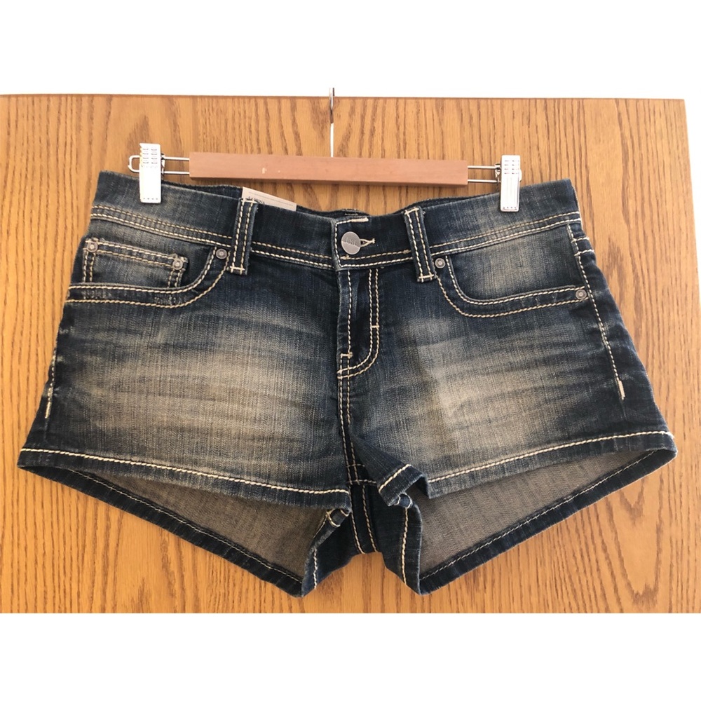 NWT BUCKLE👖BKE 🤩 Distressed color Jean shorts